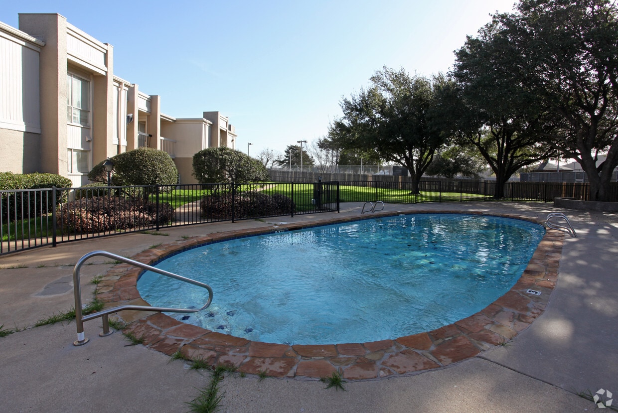 Building Photo - Colonial Place Apartments