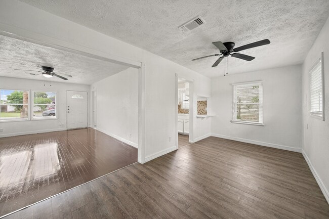 Building Photo - 606 W 7th St