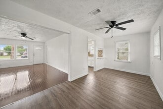 Building Photo - 606 W 7th St