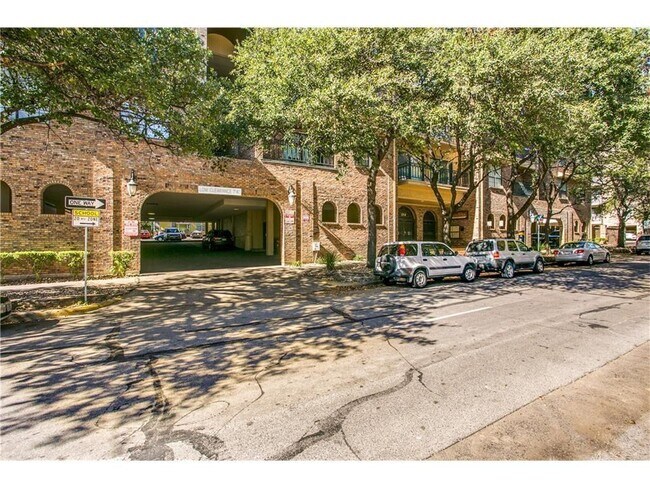 Building Photo - 1908 San Antonio St