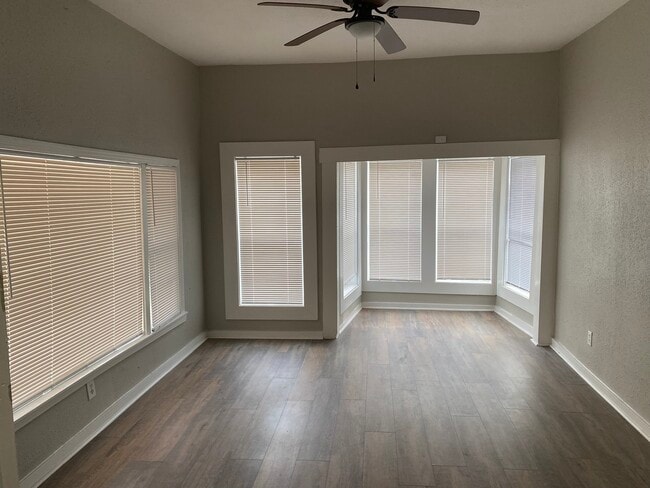 Foto del edificio - 951 FM 222