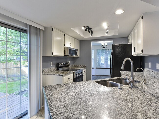 Foto del edificio - Sunny and Bright 3 Bdrm 2.5 Bath on West H...
