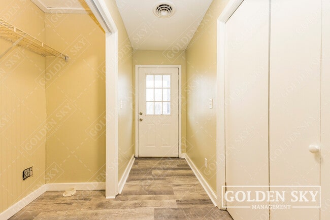 Building Photo - 2109 S Hoyt Ave