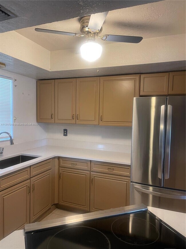 Building Photo - 706 SE Alamanda Way