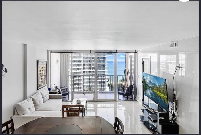 Foto del edificio - 2200 NE 33rd Ave