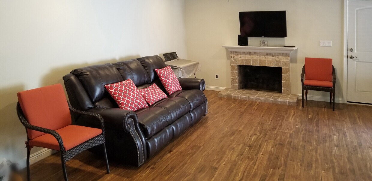 Foto principal - 10451 Larwin Ave