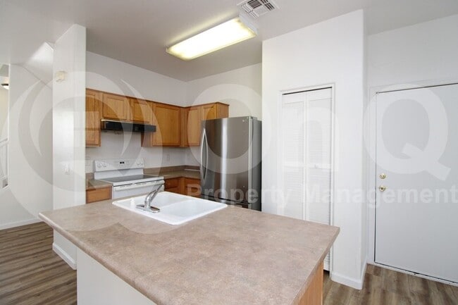 Building Photo - 5330 W Warner St