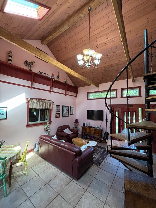 Sitting area - 4045 Caribon St