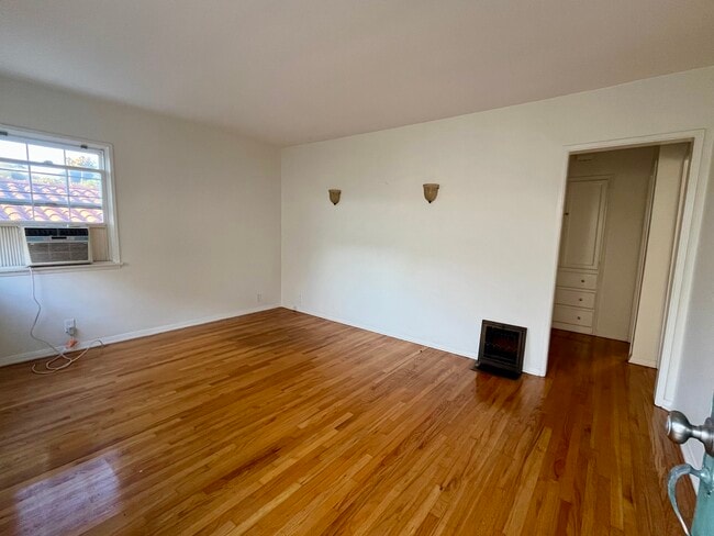 Living room - 2934 Rowena Ave