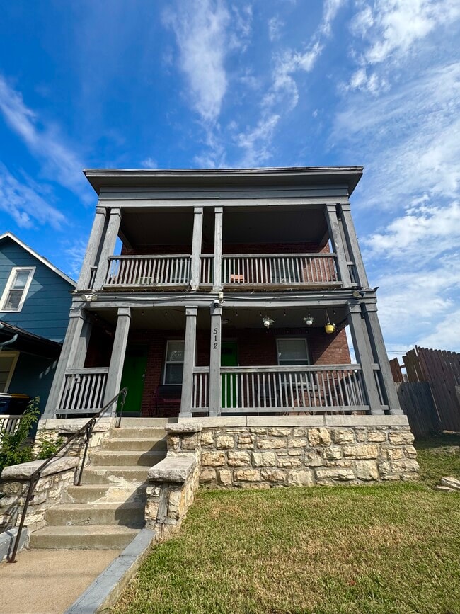 Building Photo - 512 W 39th Ter