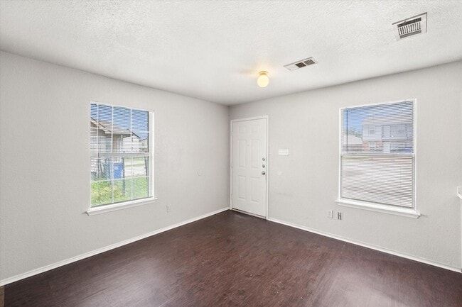 Foto del edificio - 404 Kings Way Dr