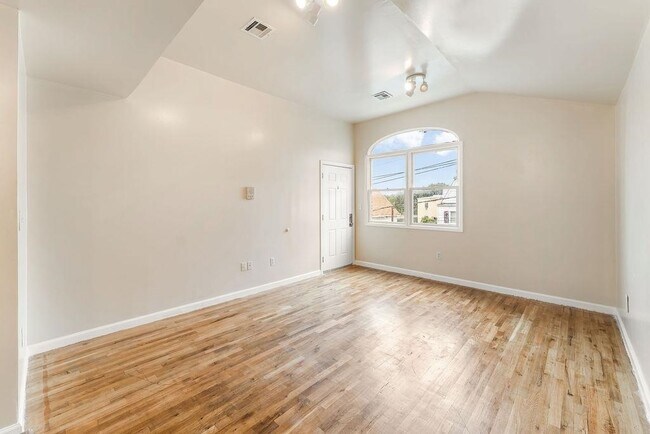 Foto del edificio - 285 CLAREMONT Ave