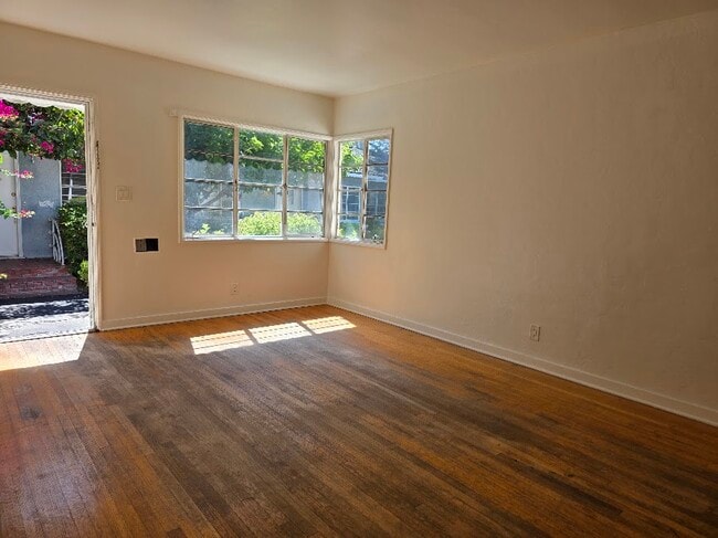 Building Photo - 10917 Moorpark St