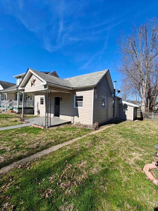 Building Photo - 2782 Latulle Ave