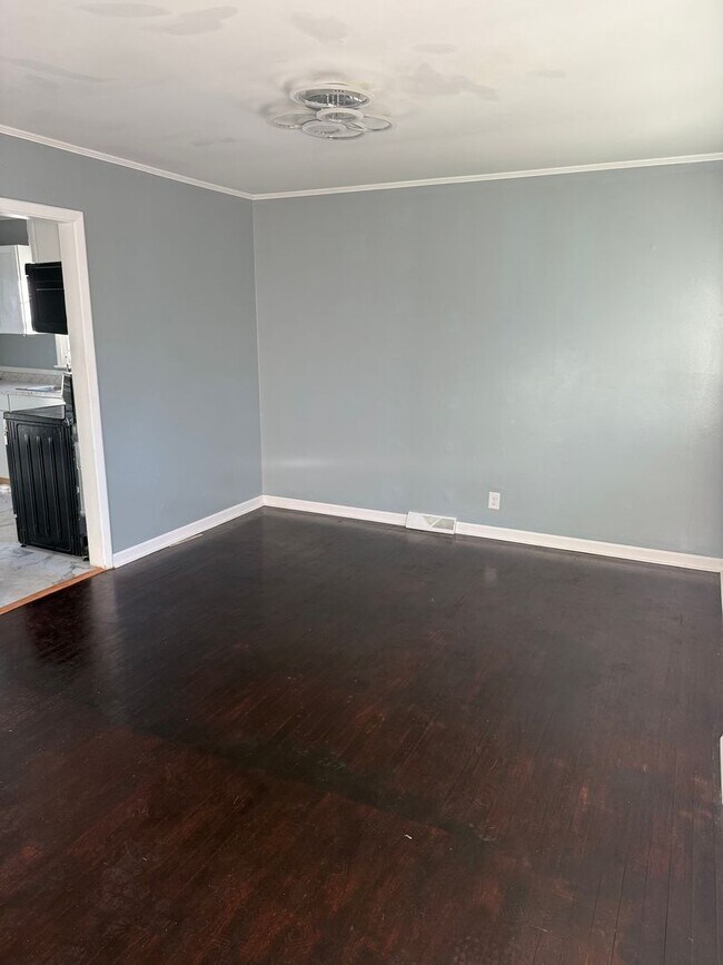 Building Photo - Updated 3 Bedroom 2 Bathroom Home