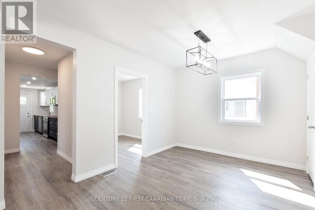 Building Photo - 35 Inkerman St