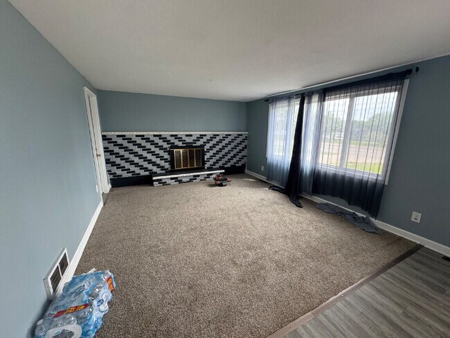 Building Photo - Spacious 4-Bed, 3-Bath Gem on Regent Ave - Your Dream Home Awaits in Brooklyn Park