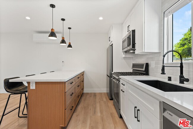 Building Photo - 6917 1/2 Hesperia Ave