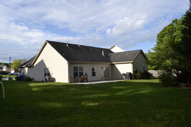Building Photo - 1601 Silver Oak Ln