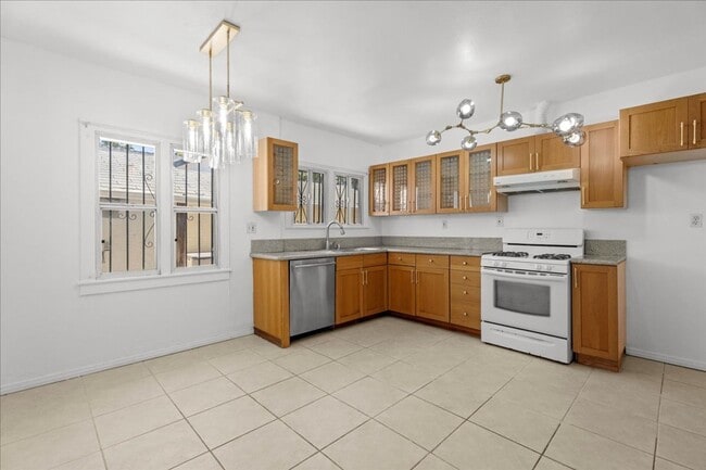 Building Photo - Stylish and Updated North Inglewood House ...