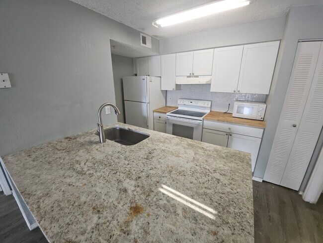 Foto del edificio - 4105 Tropical Isle Blvd