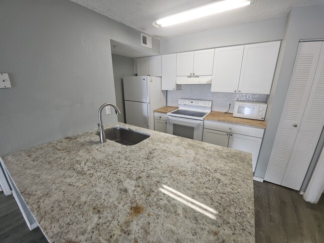 Building Photo - 4105 Tropical Isle Blvd