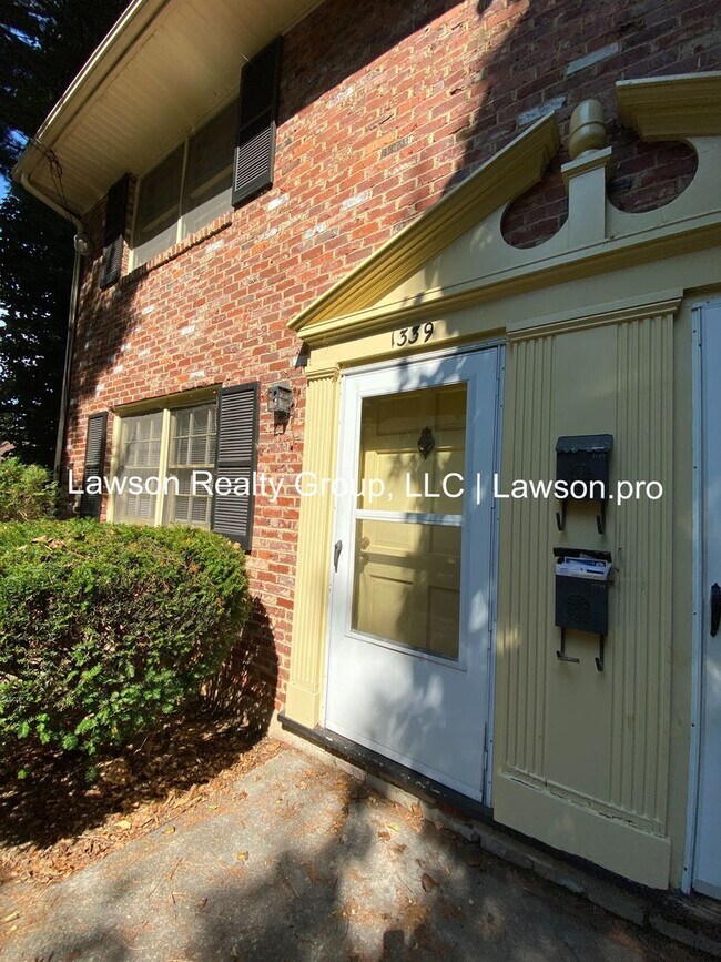 Building Photo - Woodbine 1337-1339