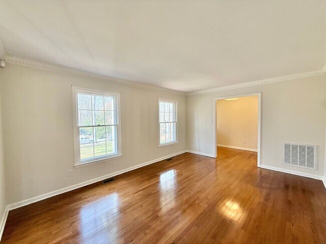 Foto del edificio - Gorgeous 3BD, 2.5BA North Raleigh Home on a Large Lot with a 2-Car Detached Garage in a Prime Loc...