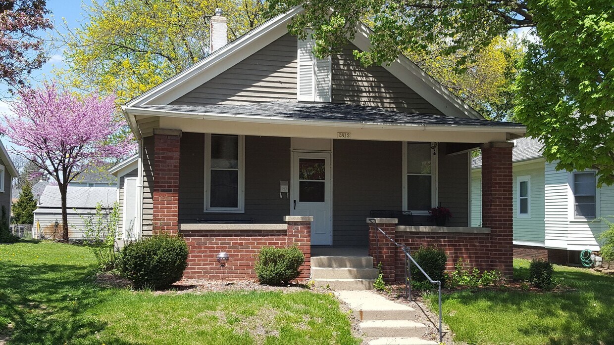 Primary Photo - Great 2 bedroom home