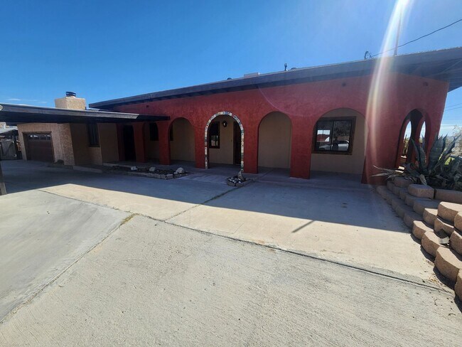 Foto del edificio - LARGE 3 bedroom home