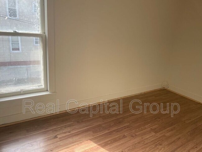 Building Photo - 646 Lansing St