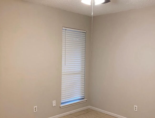 Building Photo - 733 Chaparral Cir