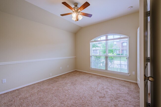Foto del edificio - Beautiful & Convenient 3 Bedroom, 2 Bath H...