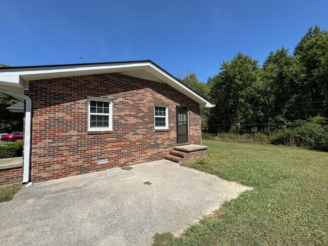 Foto del edificio - 586 Hutchens Rd