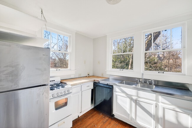 Building Photo - 300 Oxford Pl NE