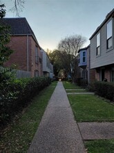 Building Photo - 13150 Trail Hollow Dr