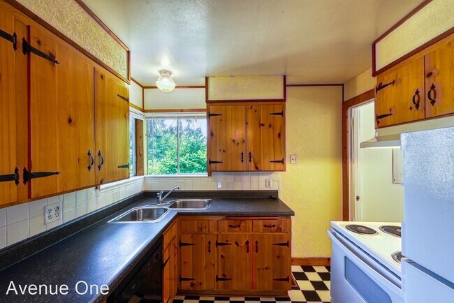 Building Photo - 2 br, 1.5 bath House - 2701 NE 90th Street
