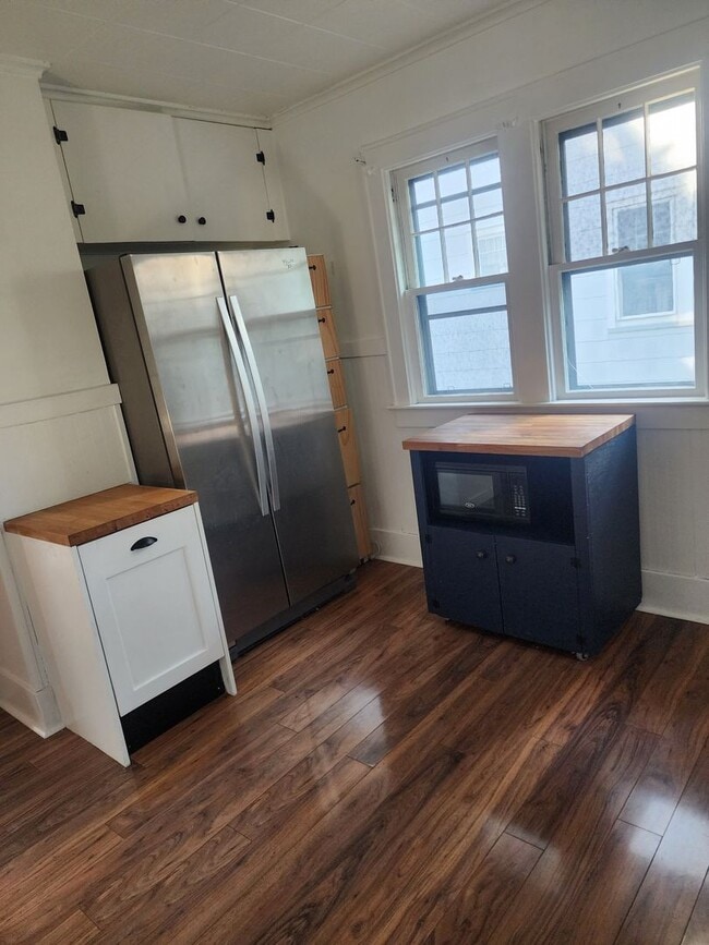 Building Photo - STUNNING 3 BEDROOM SINGLE FAMILY
