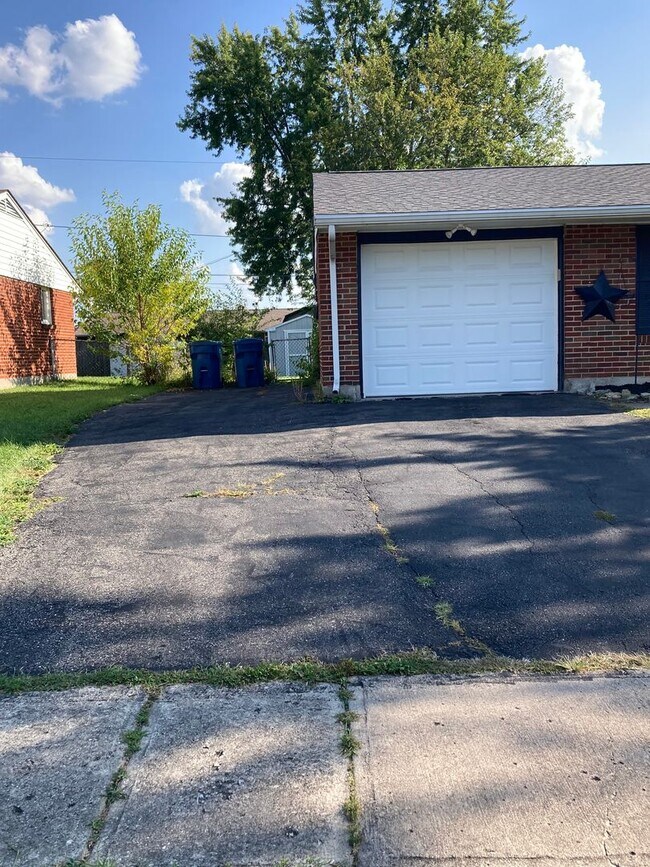 Foto del edificio - 3 Bedroom, 1 Bath Ranch Home w/Attached 1 ...