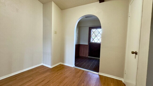 Building Photo - Stunning 4/2/2 in Carrollton Ready For Mov...