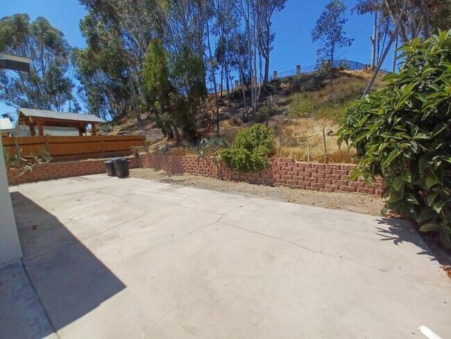 Building Photo - 7250 Viewcrest Dr