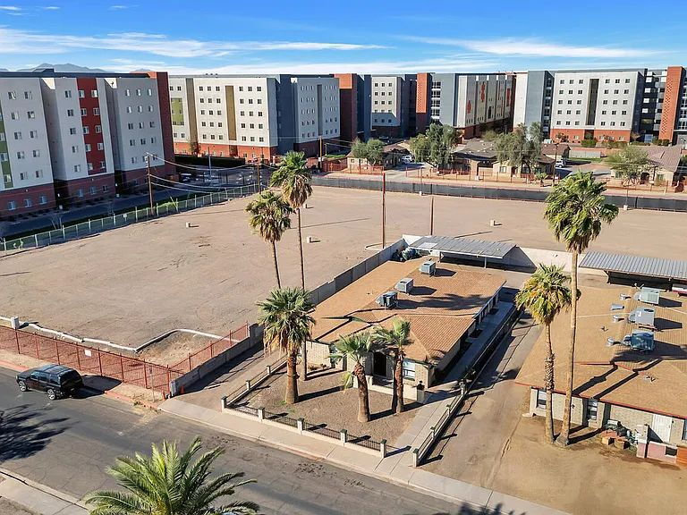 Primary Photo - Great Location Near GCU – Newer A/C and Ea...