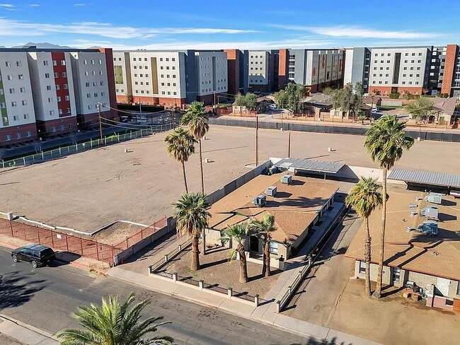 Great Location Near GCU – Newer A/C and Ea... - Great Location Near GCU – Newer A/C and Ea... Apartment