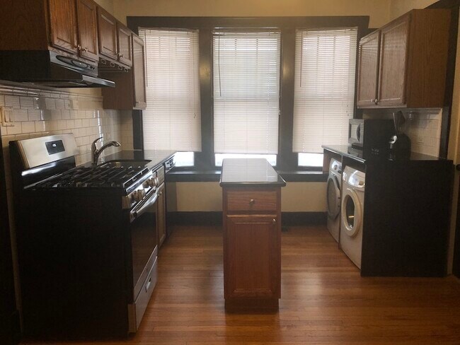 Building Photo - 1032 W Oakdale-2