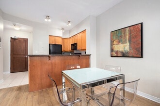 Building Photo - 570 Laurier Av W