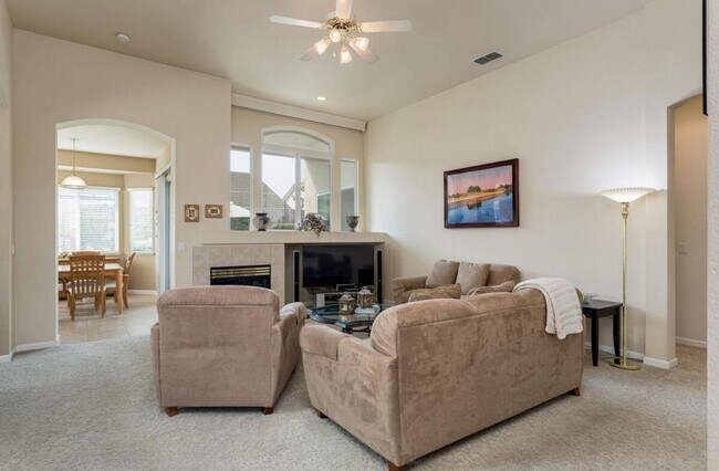 Building Photo - Beautiful 4/2 with 3 car garage!