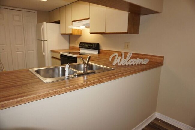 Building Photo - Southside ~~ One story townhome