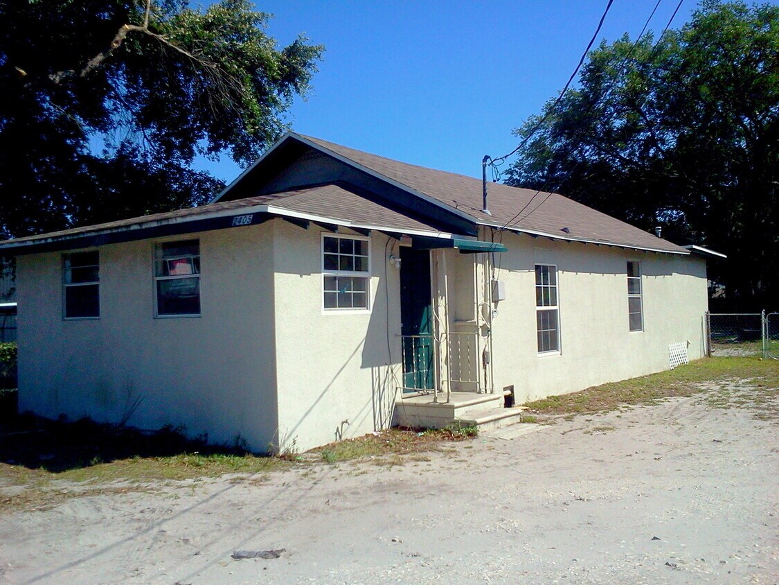 Foto principal - 3BR/1BA with HUGE Fenced In Backyard, Lami...