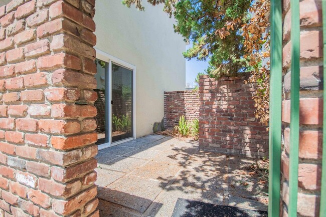 Building Photo - 5085 N Roosevelt Ave