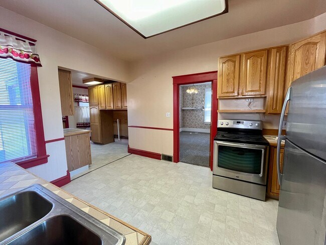Building Photo - Charming 2 Bed, 1 Bath Home with Modern Co...